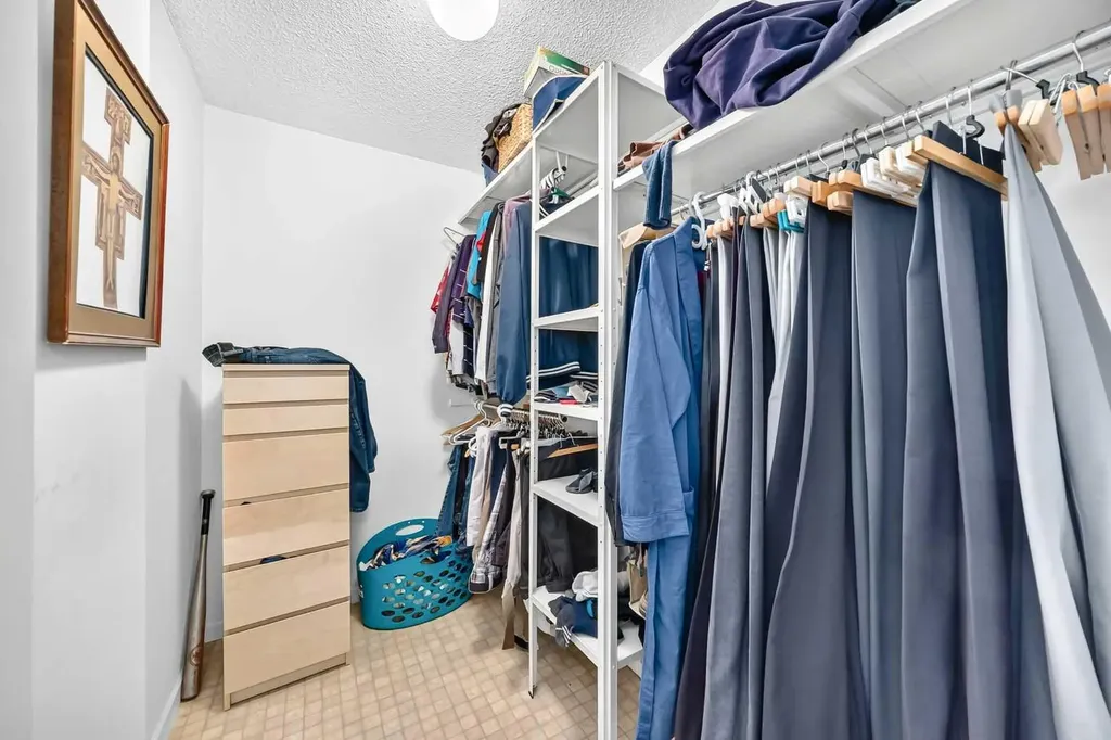 66 Woodmeadow Close SW Calgary AB T2W 4L8