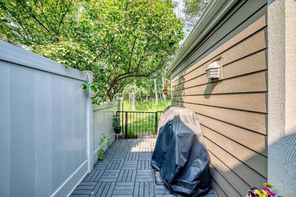 66 Woodmeadow Close SW Calgary AB T2W 4L8