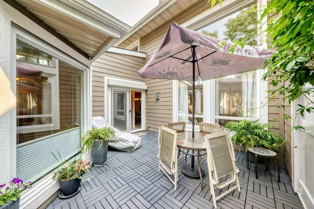 66 Woodmeadow Close SW Calgary AB T2W 4L8