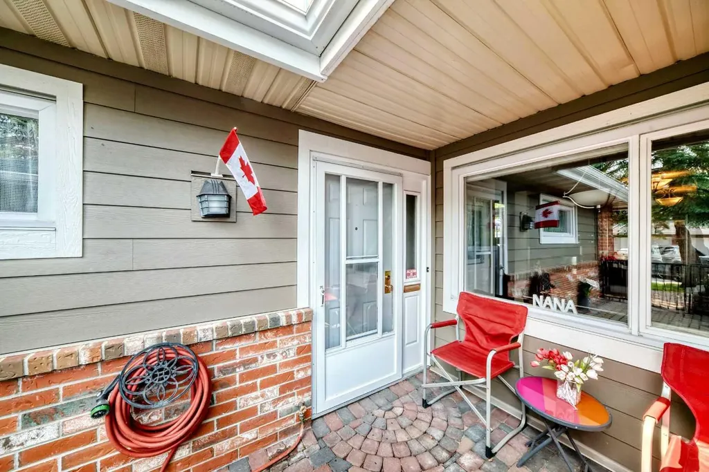 66 Woodmeadow Close SW Calgary AB T2W 4L8