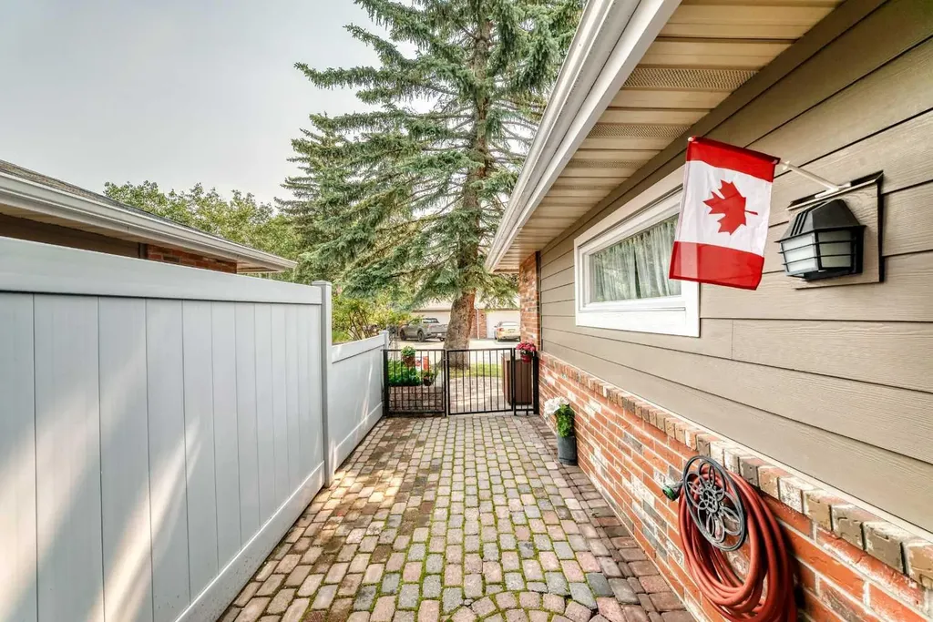 66 Woodmeadow Close SW Calgary AB T2W 4L8