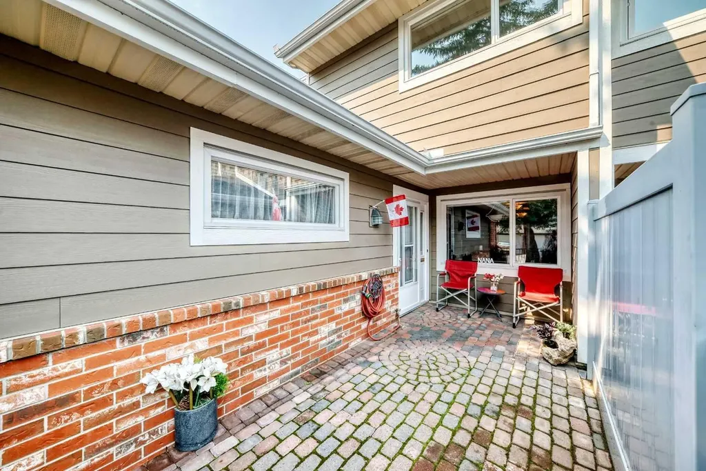 66 Woodmeadow Close SW Calgary AB T2W 4L8