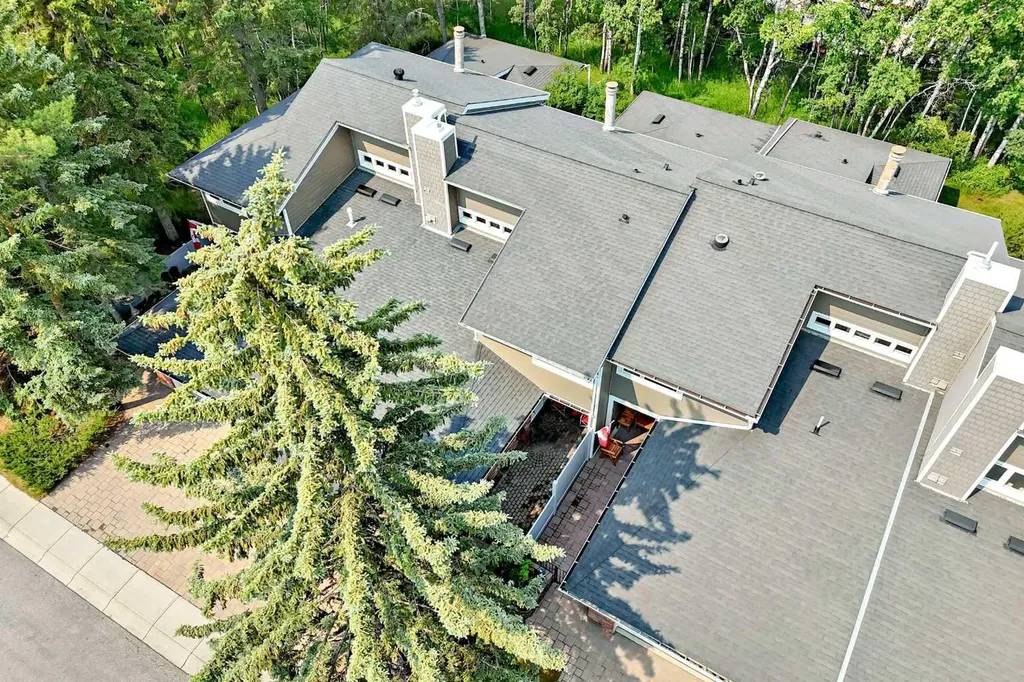 66 Woodmeadow Close SW Calgary AB T2W 4L8