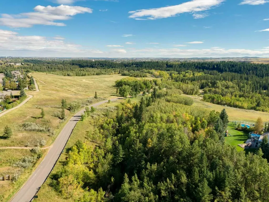 66 Woodmeadow Close SW Calgary AB T2W 4L8