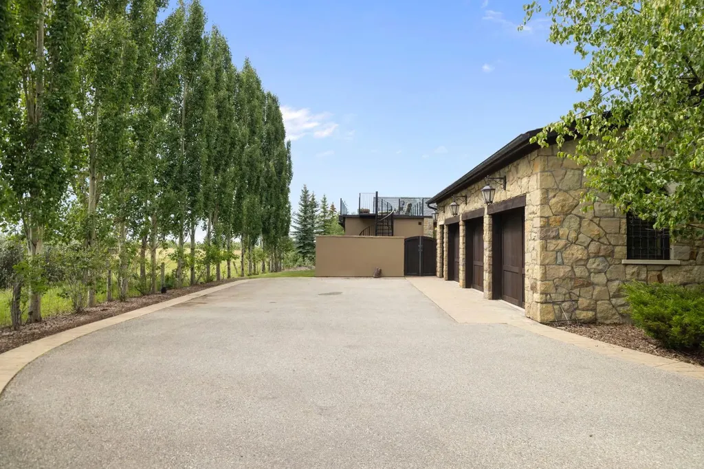 209 Pinnacle Ridge Place SW Rural Rocky View County AB T3Z 3N8
