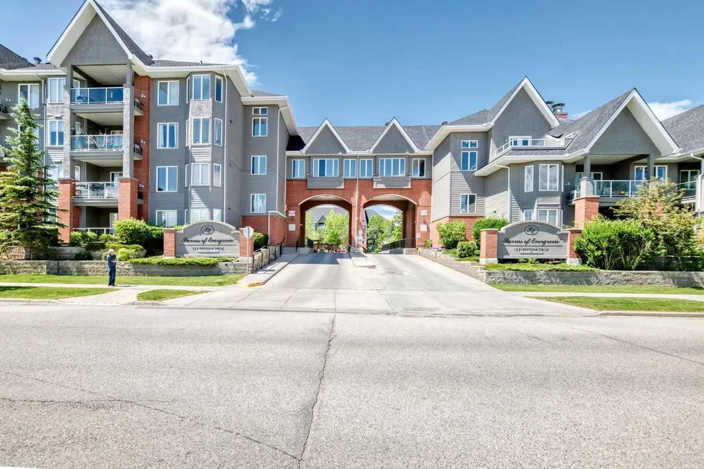 15 Everstone Drive SW Calgary AB T2Y 5B5