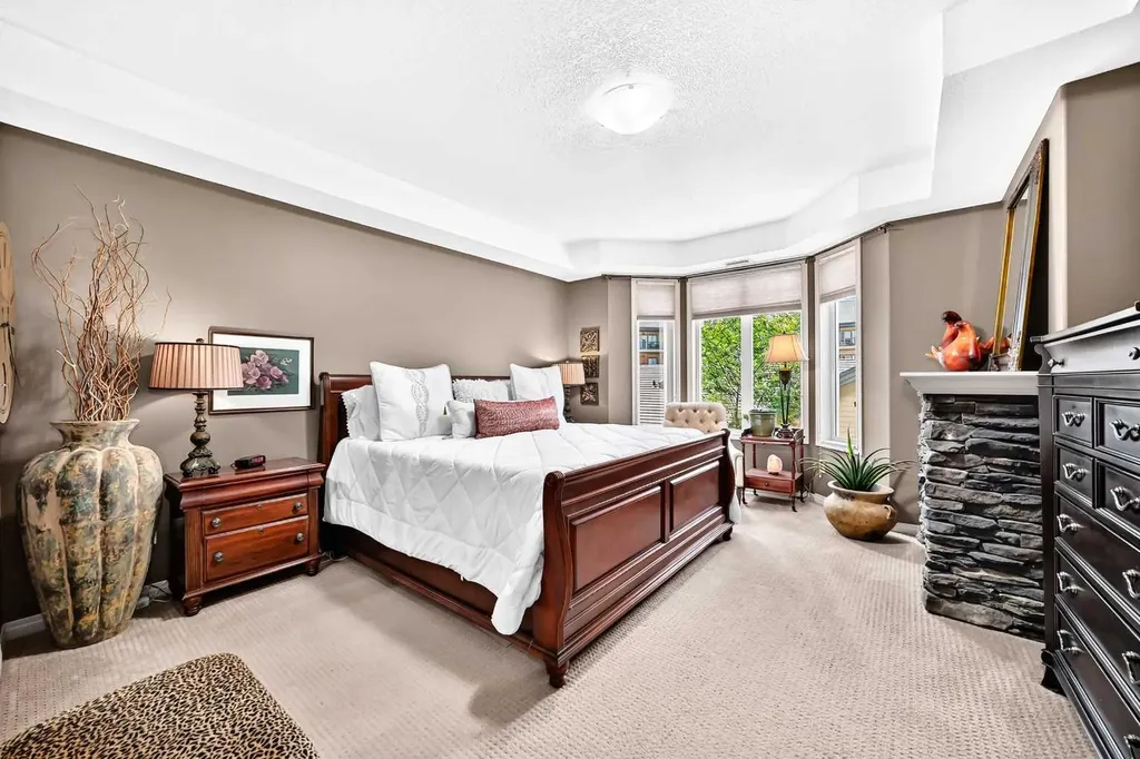 15 Everstone Drive SW Calgary AB T2Y 5B5