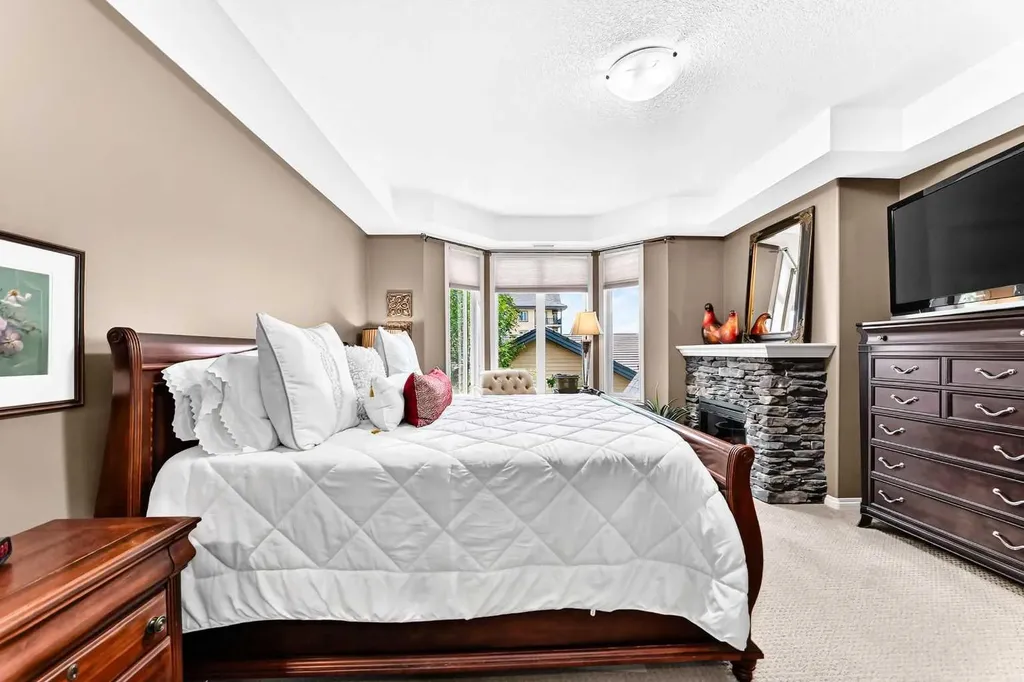 15 Everstone Drive SW Calgary AB T2Y 5B5