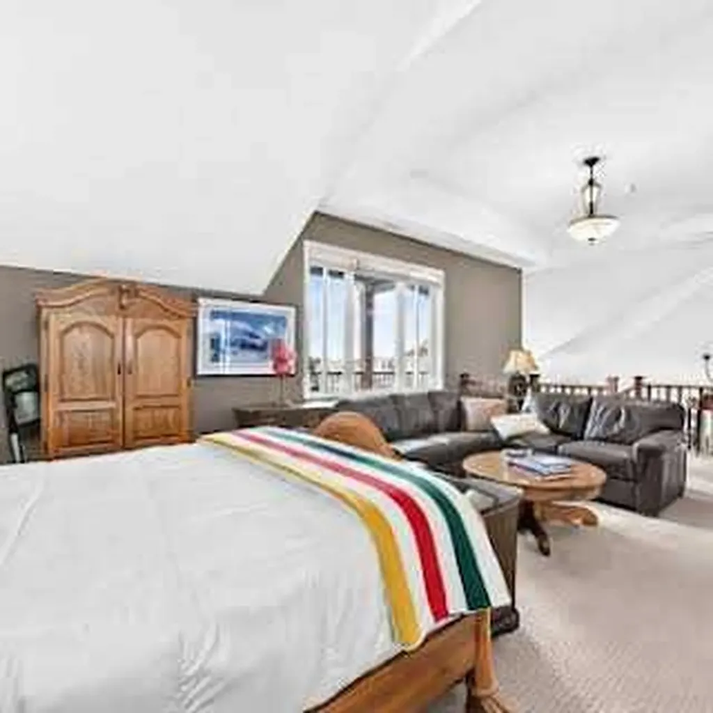 15 Everstone Drive SW Calgary AB T2Y 5B5