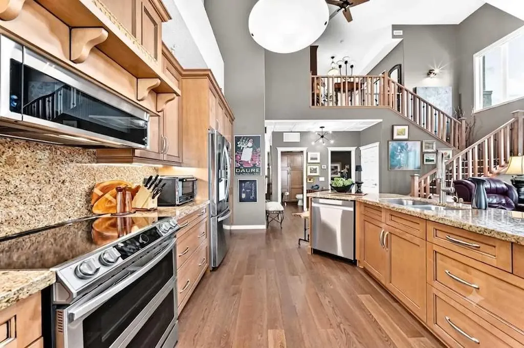 15 Everstone Drive SW Calgary AB T2Y 5B5