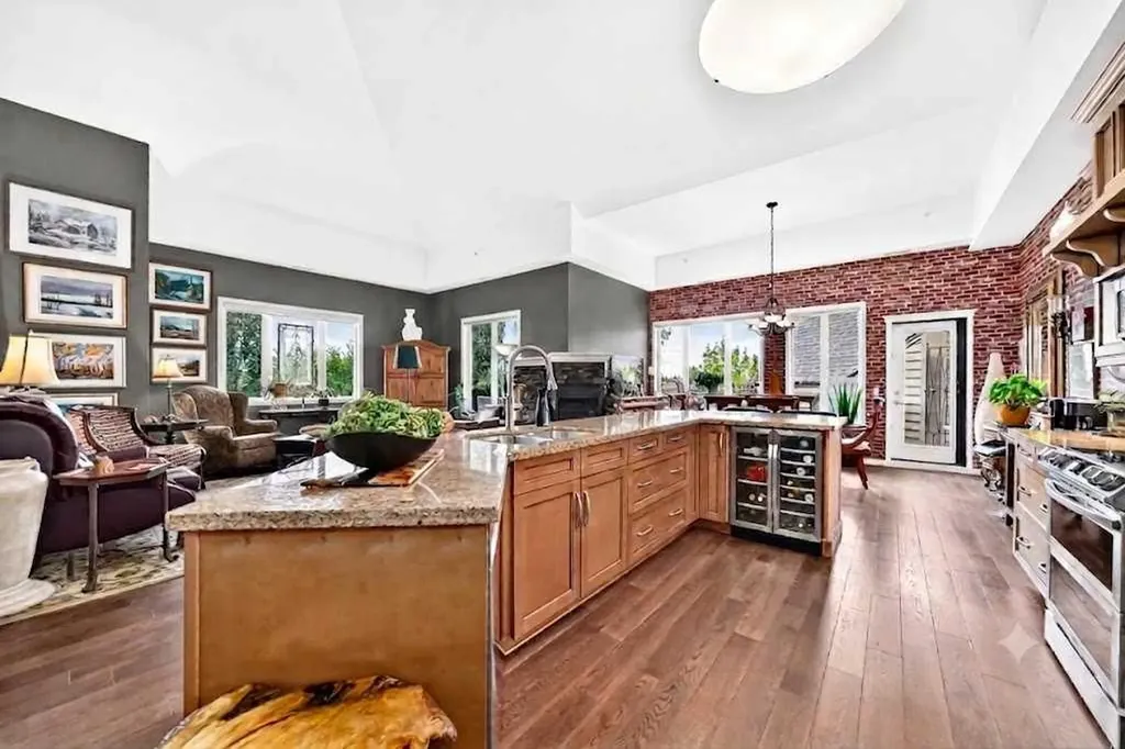 15 Everstone Drive SW Calgary AB T2Y 5B5