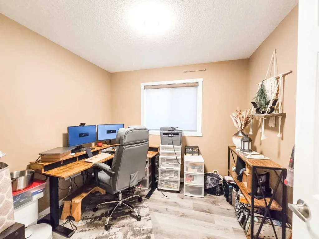 4819 17 Avenue Edson AB T7E 1G4