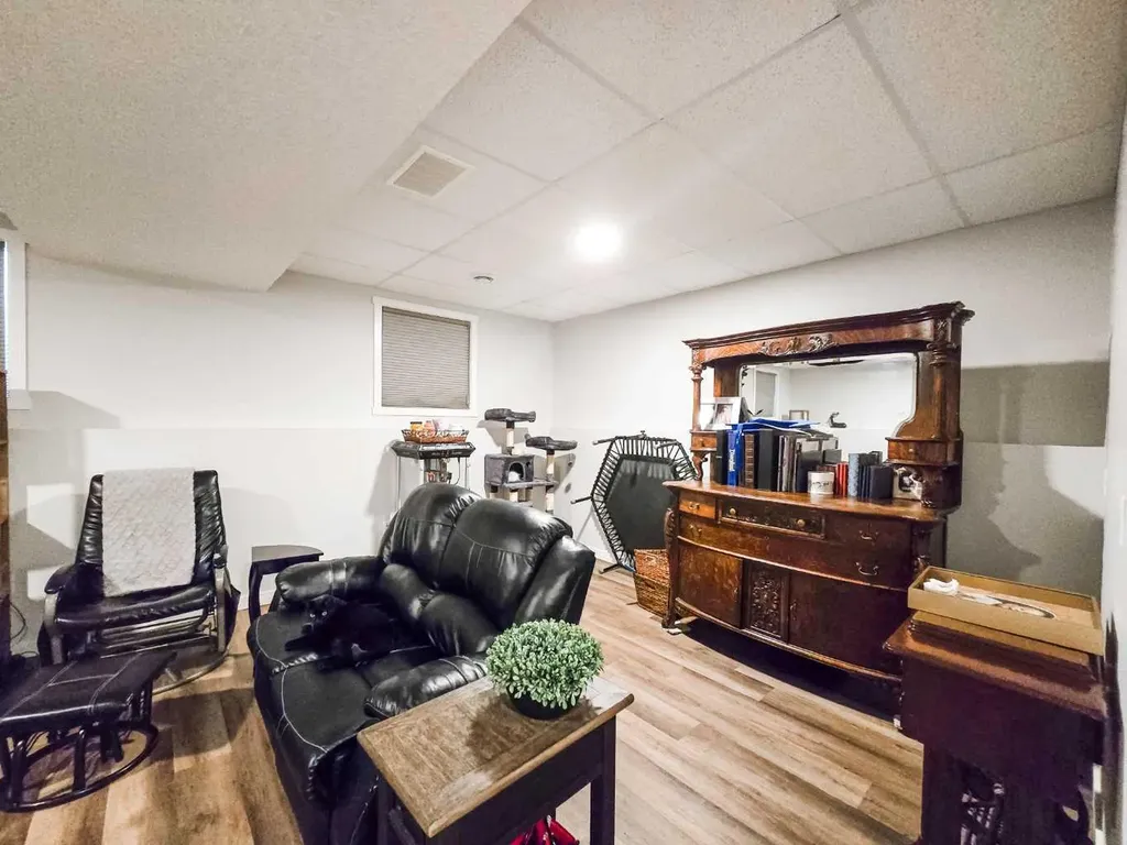 4819 17 Avenue Edson AB T7E 1G4
