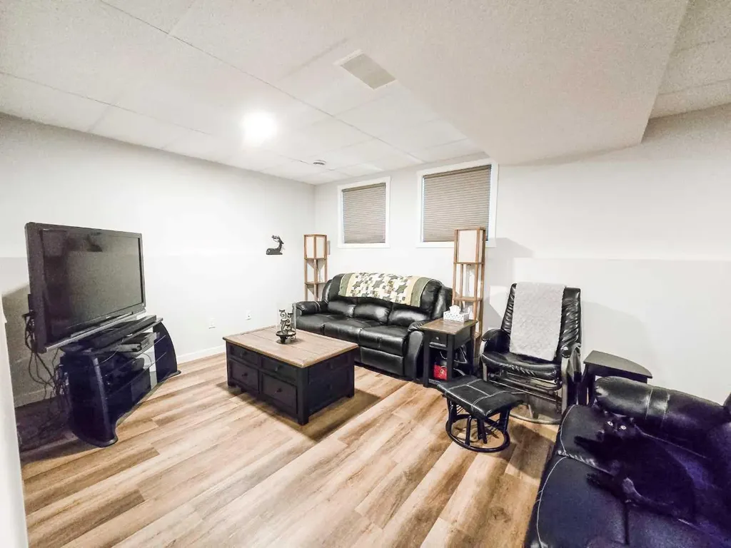 4819 17 Avenue Edson AB T7E 1G4