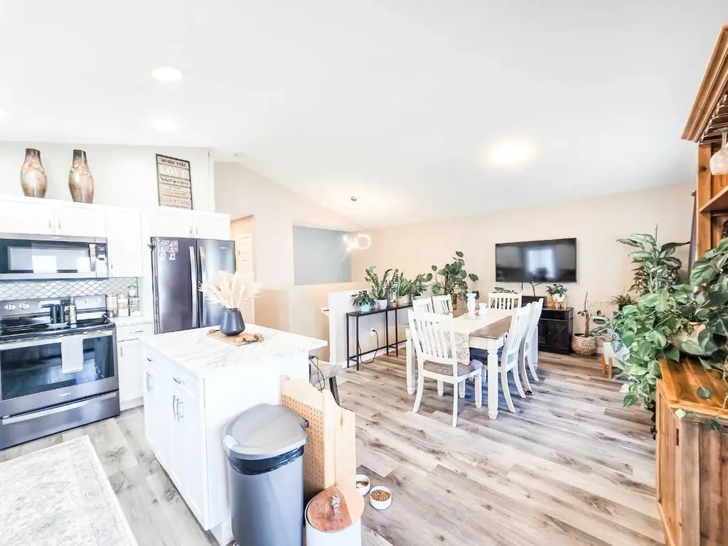 4819 17 Avenue Edson AB T7E 1G4