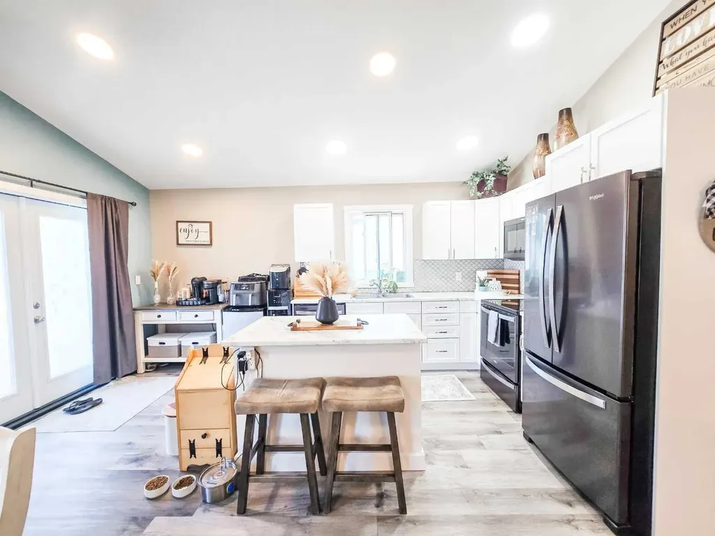 4819 17 Avenue Edson AB T7E 1G4