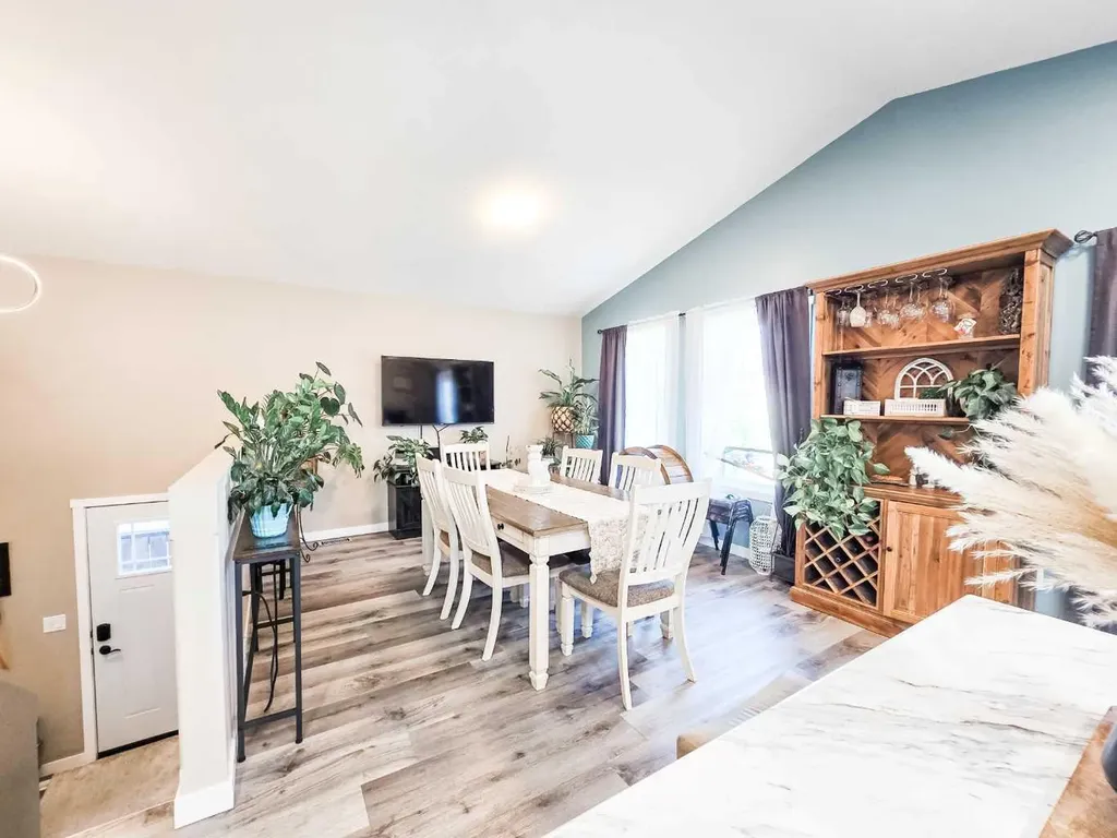 4819 17 Avenue Edson AB T7E 1G4