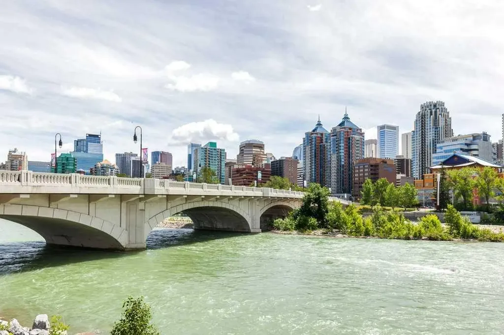 327 9a Street NW Calgary AB T2N1T7