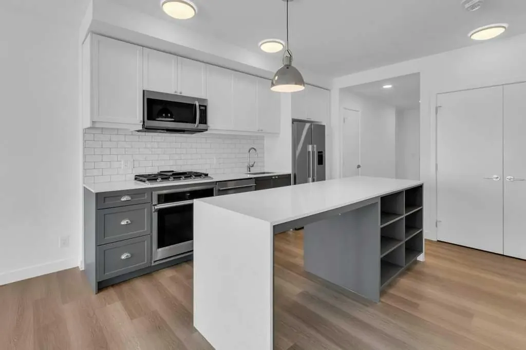327 9a Street NW Calgary AB T2N1T7