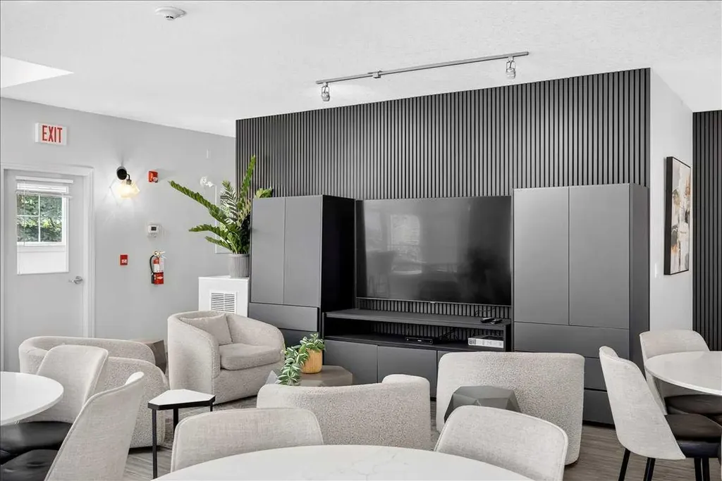 30 Royal Oak Plaza NW Calgary AB T3G 0C1