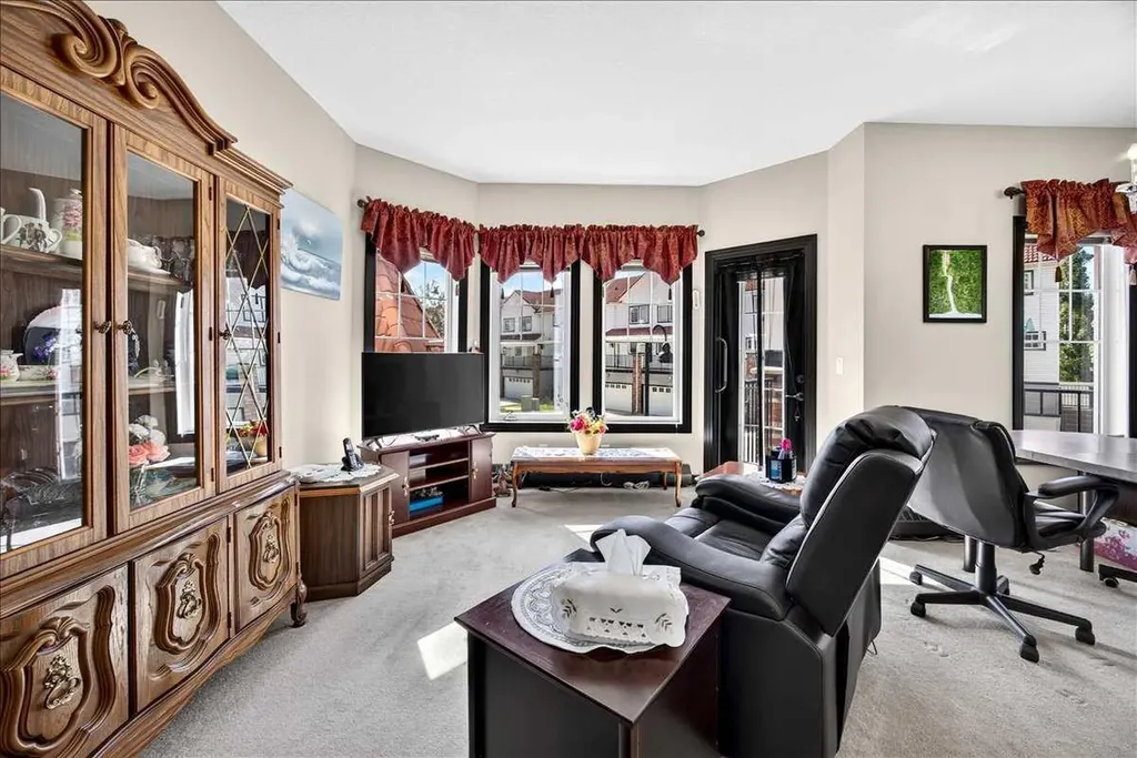 30 Royal Oak Plaza NW Calgary AB T3G 0C1