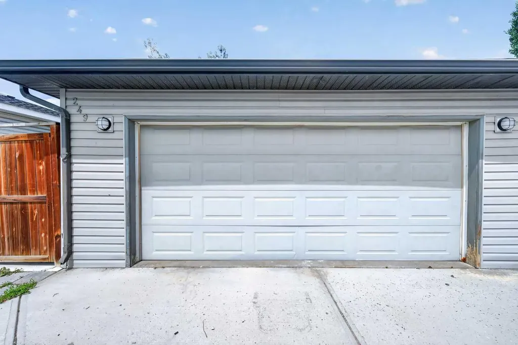 249 Elgin Manor SE Calgary AB T2Z 4Z7