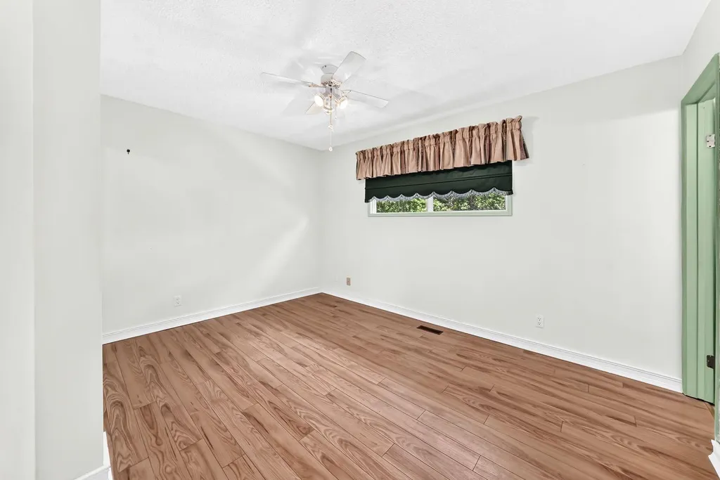 5227 37 Street Innisfail AB T4G 1E4