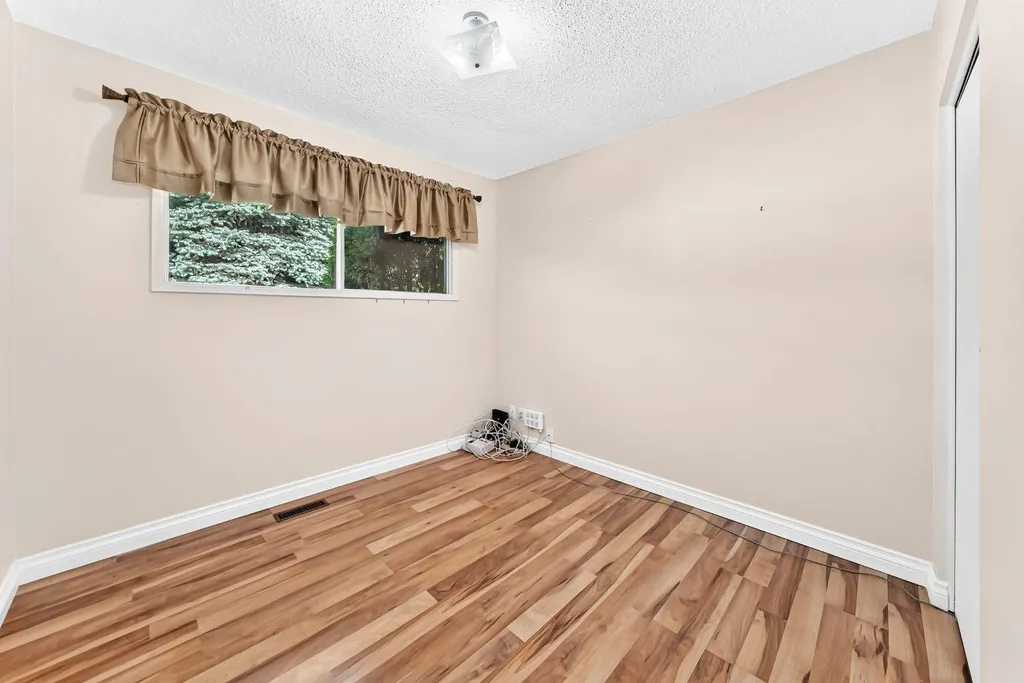 5227 37 Street Innisfail AB T4G 1E4