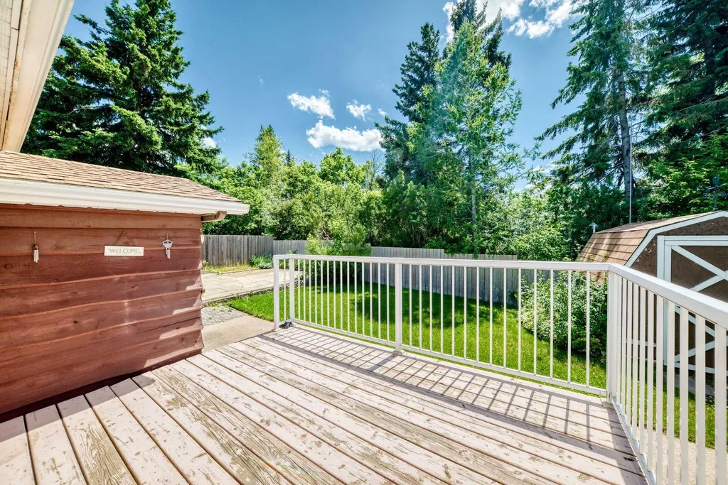 5227 37 Street Innisfail AB T4G 1E4