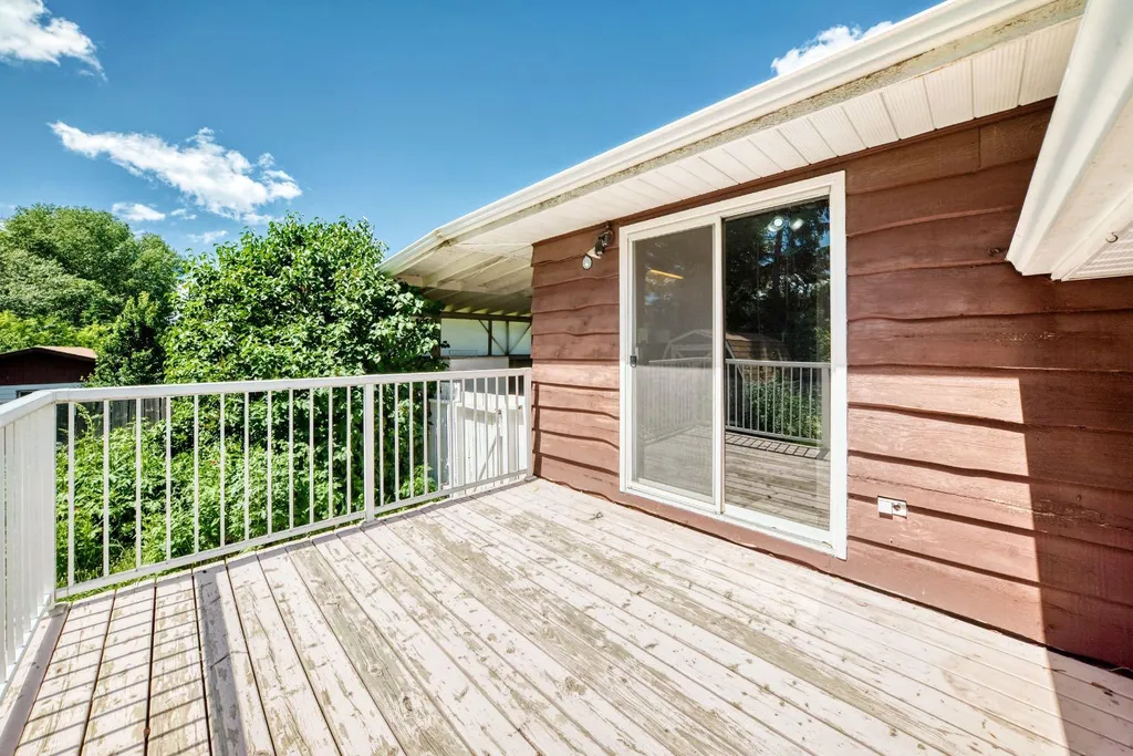 5227 37 Street Innisfail AB T4G 1E4