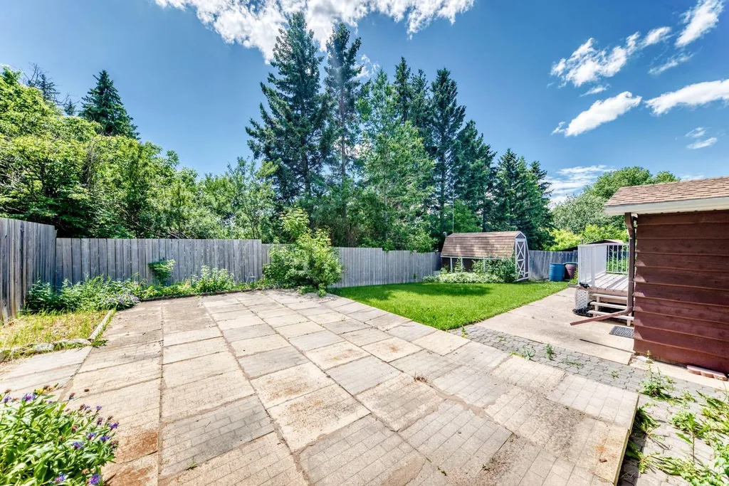 5227 37 Street Innisfail AB T4G 1E4