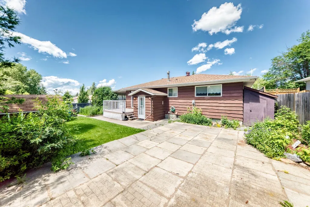 5227 37 Street Innisfail AB T4G 1E4
