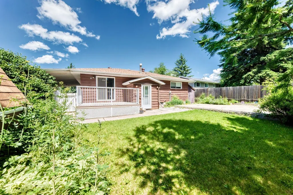 5227 37 Street Innisfail AB T4G 1E4