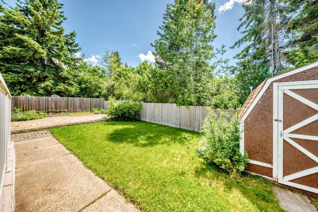 5227 37 Street Innisfail AB T4G 1E4