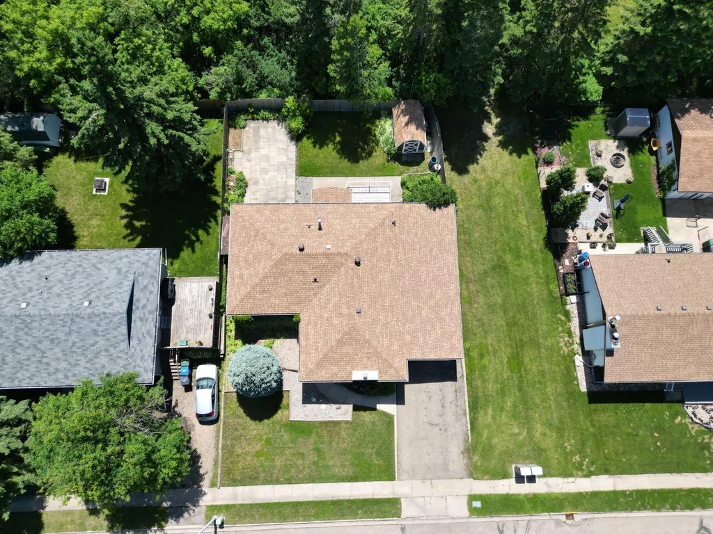 5227 37 Street Innisfail AB T4G 1E4