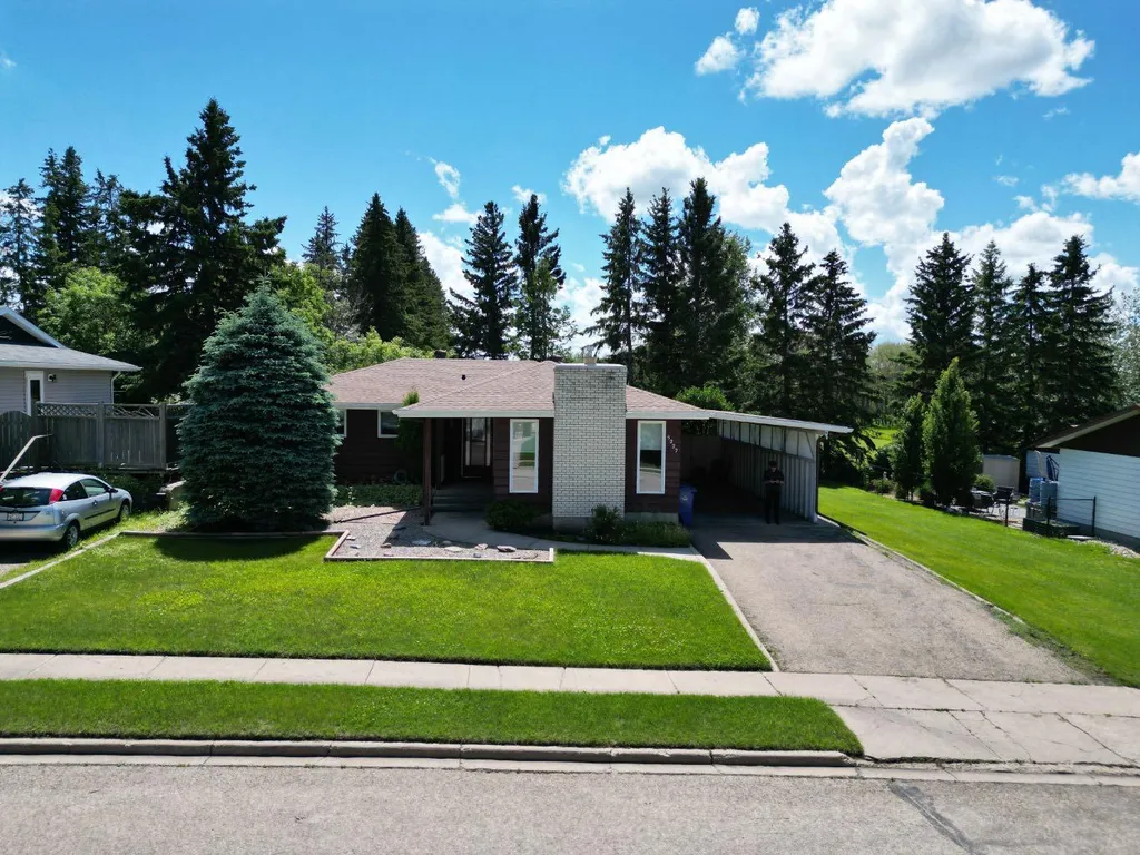5227 37 Street Innisfail AB T4G 1E4