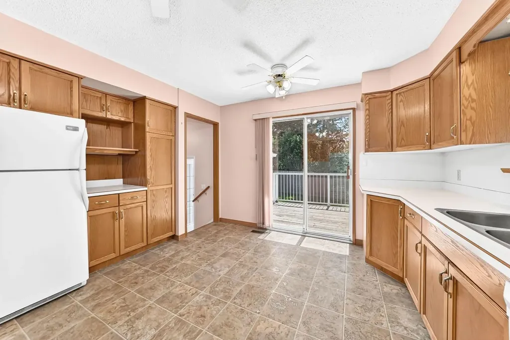 5227 37 Street Innisfail AB T4G 1E4