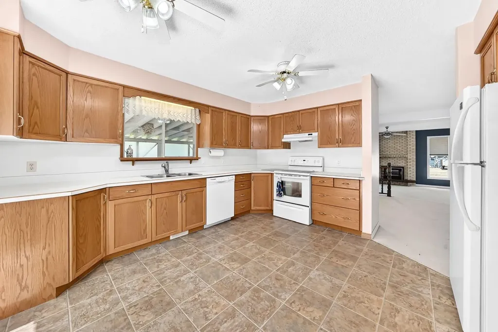 5227 37 Street Innisfail AB T4G 1E4