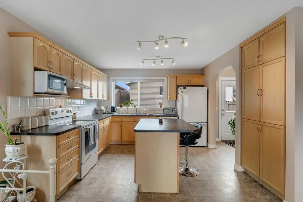 91 Saddlebrook Way NE Calgary AB T3J 5M8