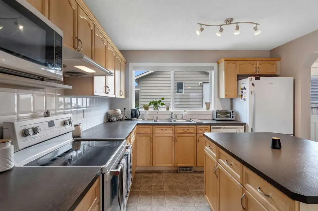 91 Saddlebrook Way NE Calgary AB T3J 5M8
