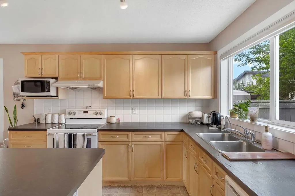 91 Saddlebrook Way NE Calgary AB T3J 5M8