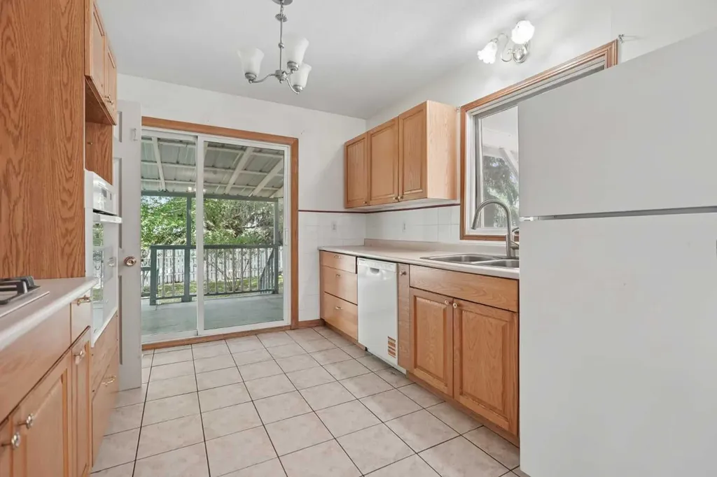 736 2 Street W Cardston AB T0K 0K0