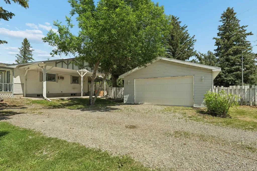 736 2 Street W Cardston AB T0K 0K0