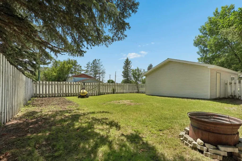 736 2 Street W Cardston AB T0K 0K0