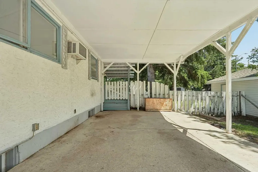 736 2 Street W Cardston AB T0K 0K0