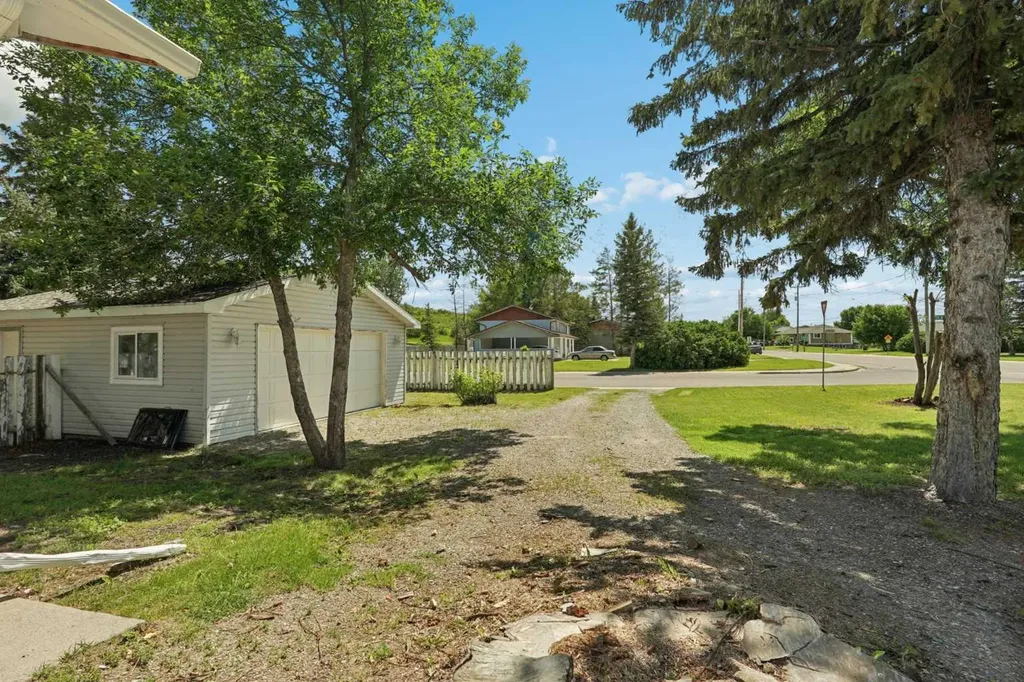 736 2 Street W Cardston AB T0K 0K0