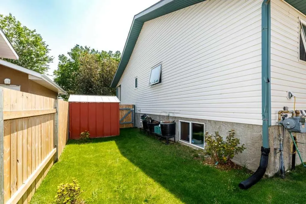4646 52 Avenue Bentley AB T0C 0J0