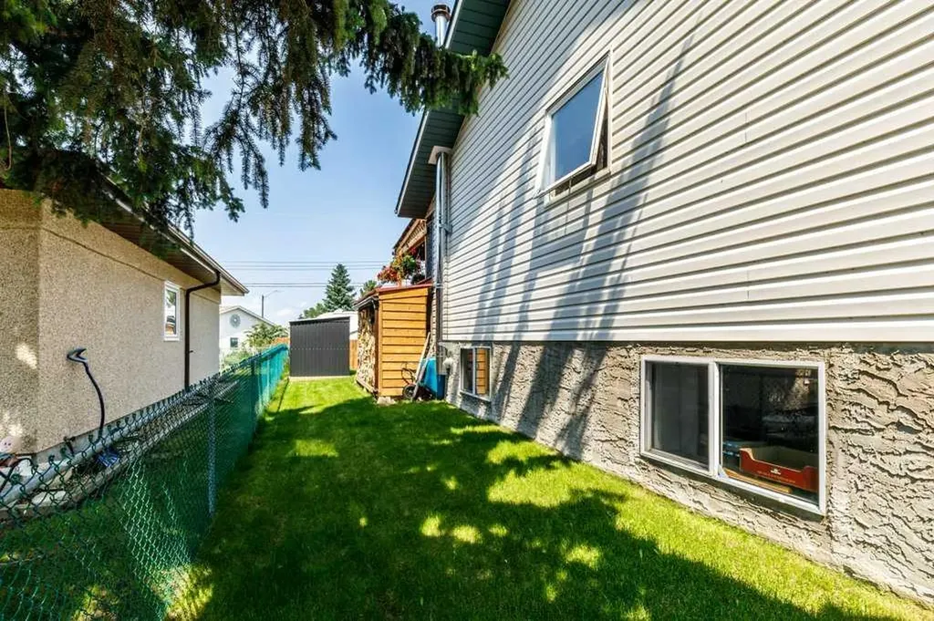 4646 52 Avenue Bentley AB T0C 0J0
