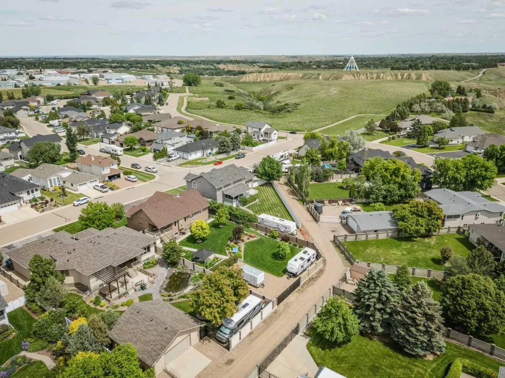 9 Cottonwood Close SW Medicine Hat AB T1B4R5