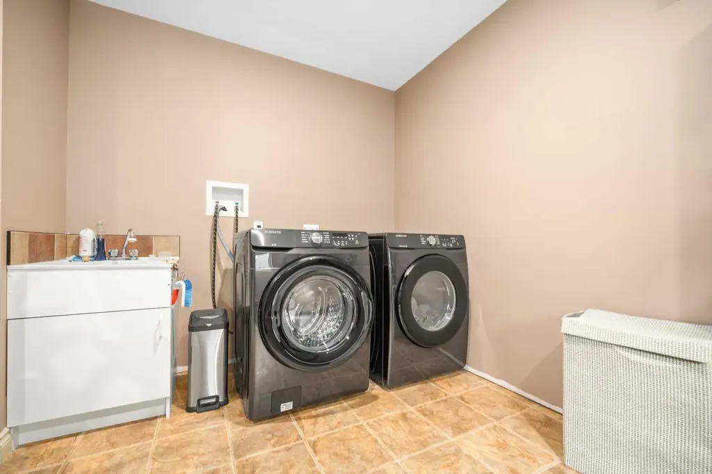 9 Cottonwood Close SW Medicine Hat AB T1B4R5